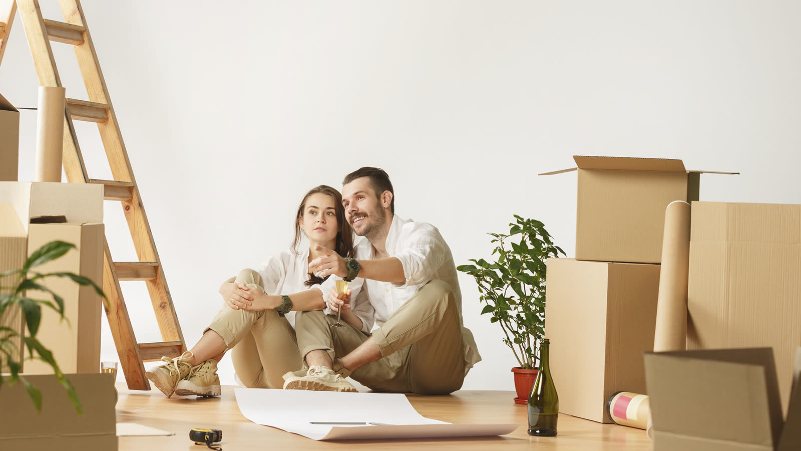 Pareja estrenando casa
